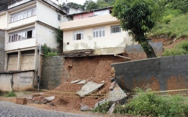 Defesa Civil acompanha situação de imóvel da Avenida dos Ferroviários onde um muro caiu