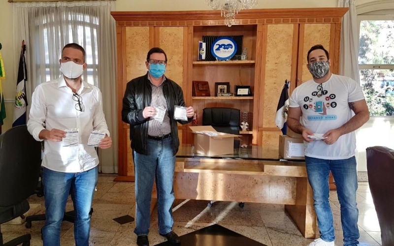 Prefeitura de Nova Friburgo, em parceria com entidade,   doa máscaras para o projeto Acianf do Bem